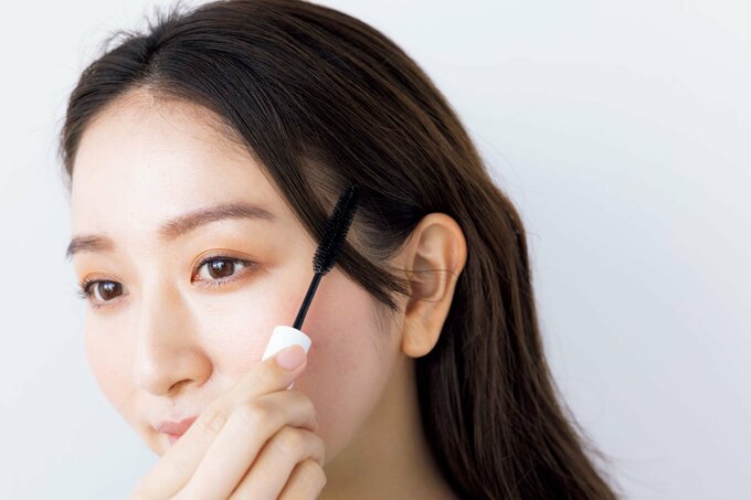 髪にマスカラをつける様子