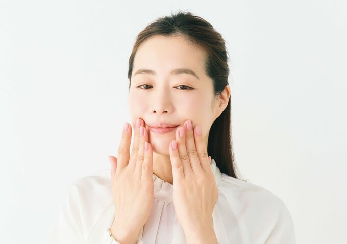 クリームを塗る女性