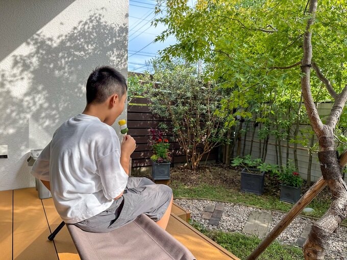 ウッドデッキで食べるおやつ