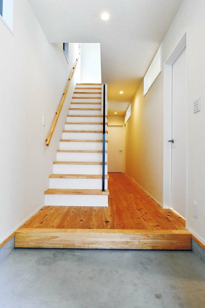 床はすべて杉の無垢板張り