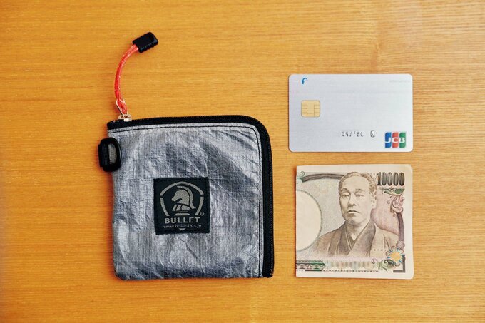 お財布と1万円札とクレジットカード