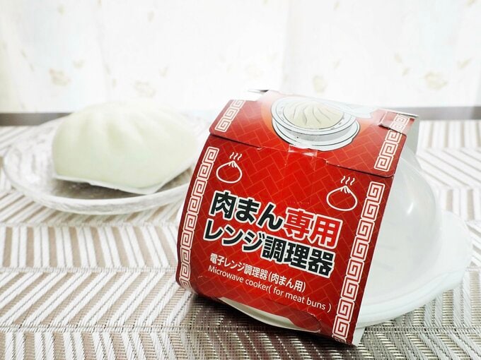 「肉まん専用レンジ調理器」（110円）材質：スノコ・本体（トレー）・フタ ポリプロピレン　サイズ：14.3cm×8cm×12.5cm　耐冷・耐熱温度：-20℃・140℃