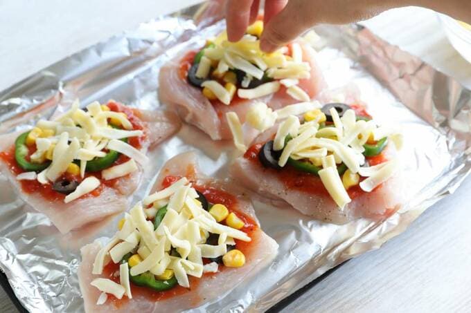 お肉にピーマン、オリーブ、コーン、チーズのをのせる