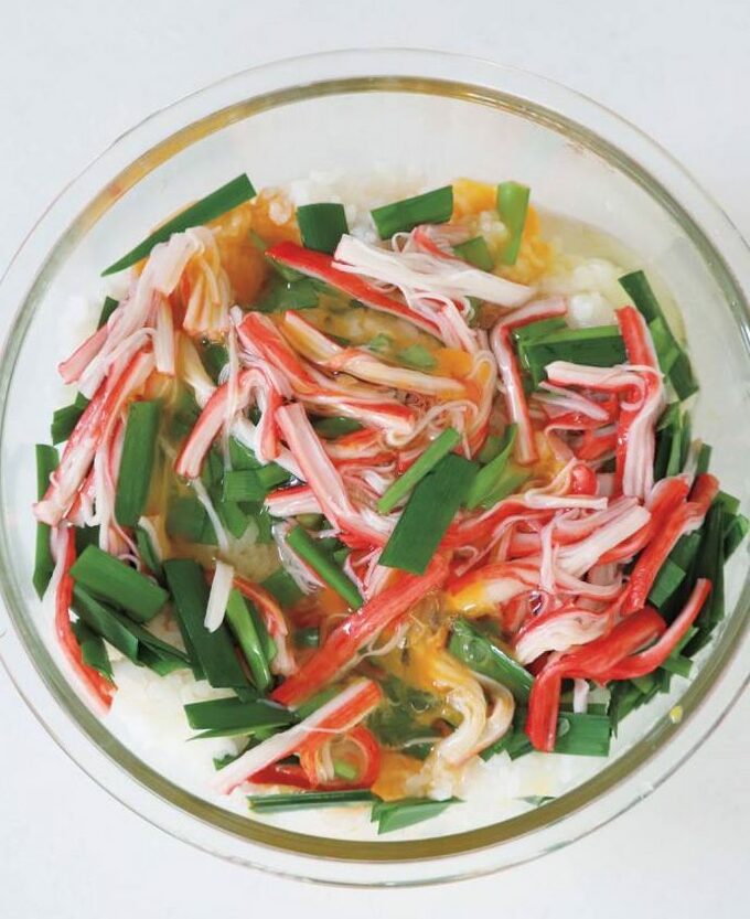 ボウルにニラと卵カニ玉