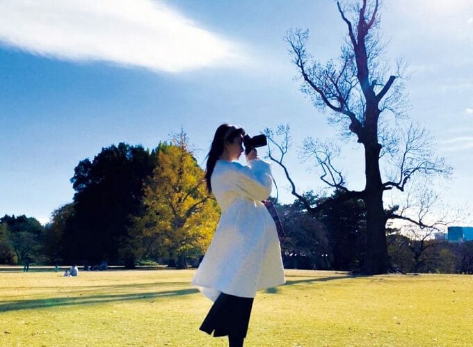 カメラで写真を撮る女性
