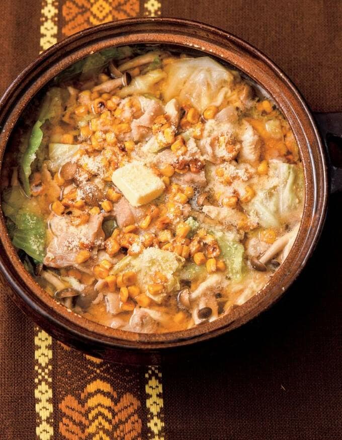 焼きトウモロコシとキャベツのみそバター鍋