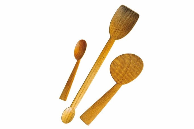 木製の調理道具が並ぶ様子