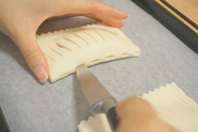 ペティナイフでパンに切り込みを入れる