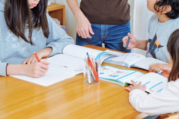 リビング学習する子どもたち