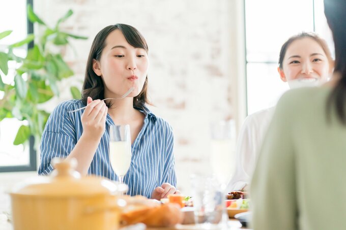 食事中の女性