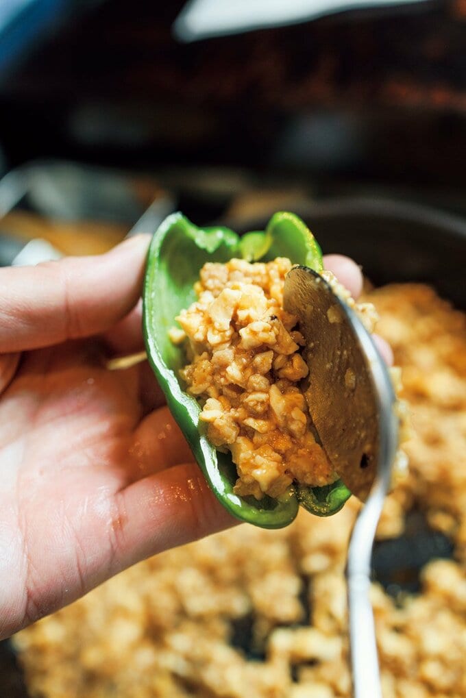 ピーマンに豆腐そぼろを詰めている写真