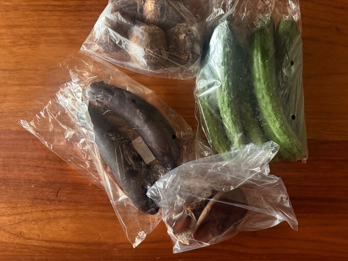 ビニール袋に入れた野菜