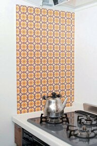 壁の一部にインテリアシールをはって、汚れ防止&アクセントに