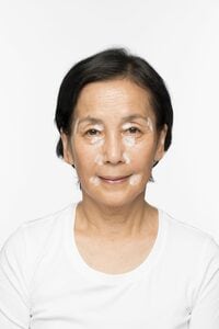 明るく見せたい部分に厚めに置く