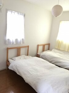 朝、ベッドを整える