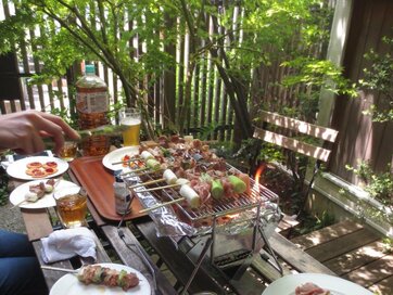 自宅でアウトドア！庭やバルコニーのテラスでバーベキューを楽しむには？