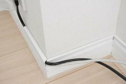 「#浮かせる収納」で配線コードがすっきり！掃除もラクに