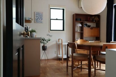 狭い部屋でも広く見せる「家具選び」と「配置」の黄金ルール。背の高いアイテムで抜け感を出す