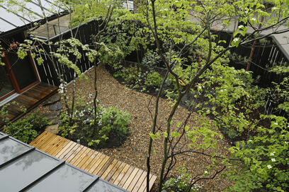 【注文住宅事例】広いデッキは川床のよう。自然の庭を包み込む、古都の風情を感じる家