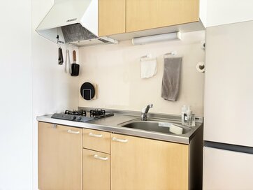 35平米の「狭いキッチン」でも片付くルール。ゴミ箱は小さく、お菓子のストックはしない