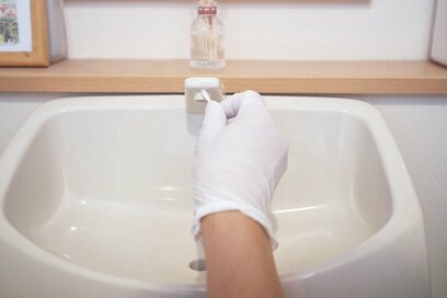 トイレの水栓に思わぬカビが…ジメジメ時期の予防法＆退治法