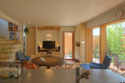 テレビボードをオリジナルでつくって、収納を広めに確保。リビングで使うものを片づける