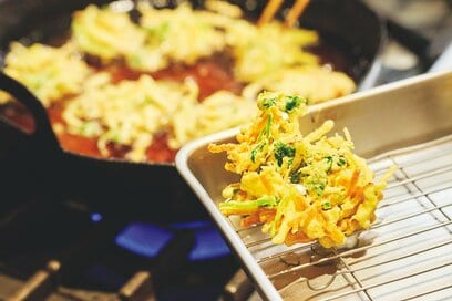 笠原将弘さん直伝「野菜のかき揚げ」をサクサクに仕上げるコツ。材料は使う直前まで冷やす