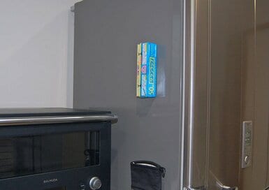 ラップが冷蔵庫にピタッ！100円グッズでかゆいところに手が届く収納法