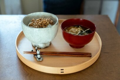 温かいおにぎりとみそ汁があれば幸せ、やる気がない日は市販品に頼ってOK。暮らし上手の「料理の習慣」3つ