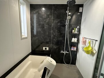 浴室に鏡とカウンターがない家を建てて掃除をラクに。でも、窓については後悔も