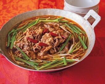 牛肉、ニラ、モヤシで「火鍋風」レシピ。麺を入れればうま辛ラーメンに