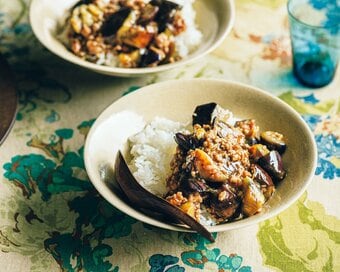 「豚ひき肉とナスのとろみがけご飯」レシピ。ワンプレートで満足感たっぷり