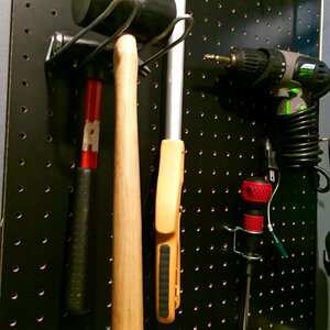 大きめ工具は有孔ボードにひっかけ収納!