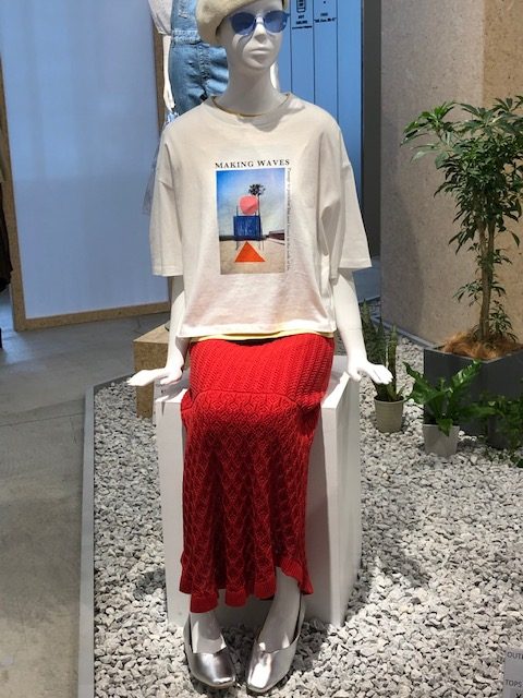 Tシャツと合わせたコーデのマネキン