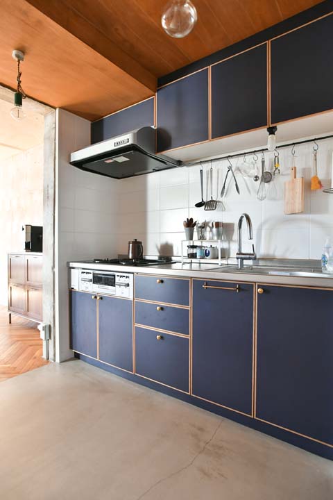 面材を変更し、設備は既存を生かしたキッチン