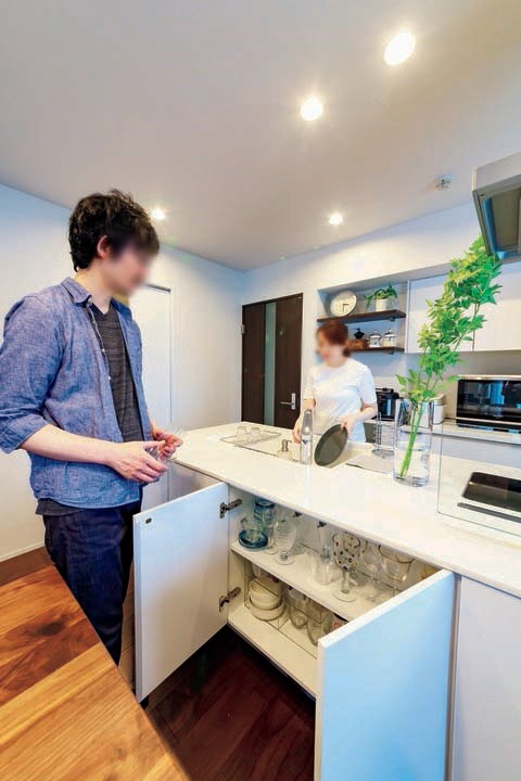 向かい合って作業する夫妻