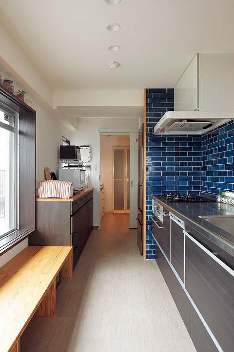 キッチンは青いタイルでレトロな雰囲気に