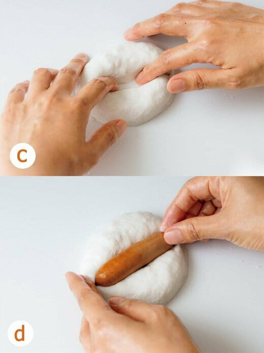 パン生地の上にソーセージを乗せる様子