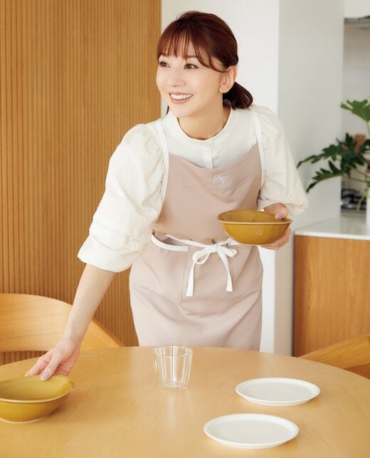 食卓に食器を並べる