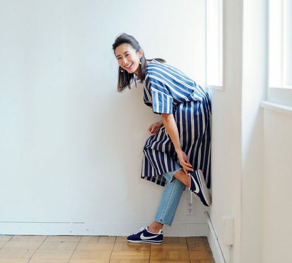 ワンピースにデニムの女性