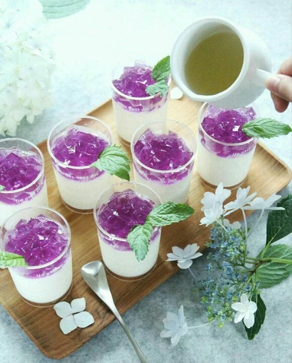 梅雨に咲く美しいアジサイを表現