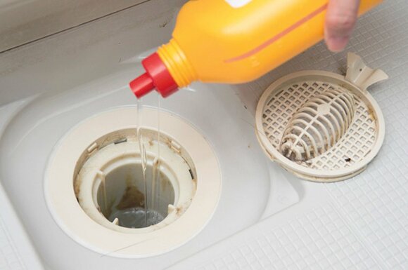 排水口のパイプにたまった汚れを取り除く