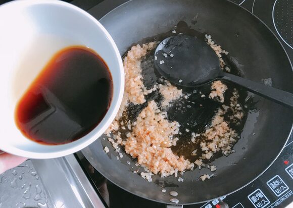 しょうゆ、オイスターソースを入れ、再び火にかけて混ぜながら温める。