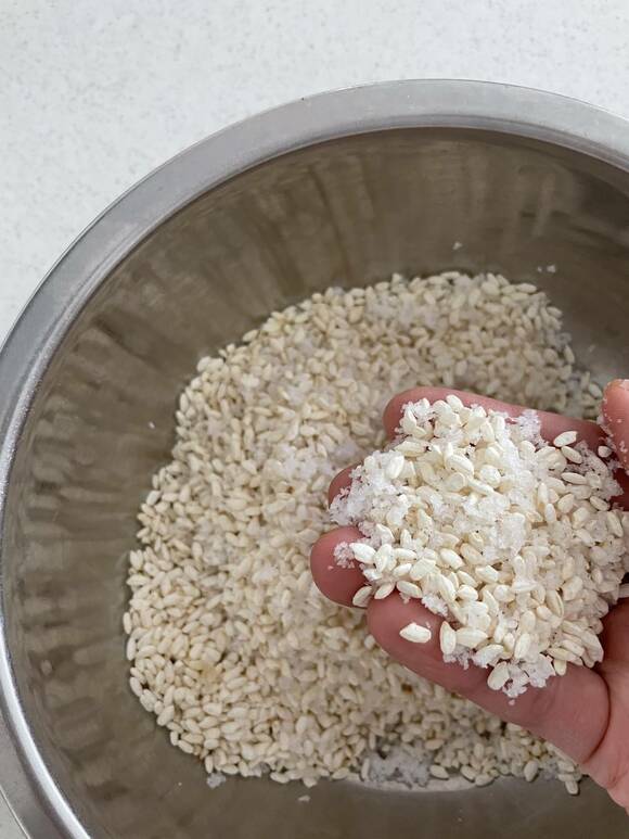麹を持つ様子