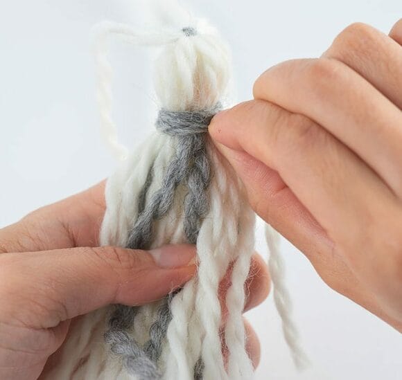 残りのタッセルも等間隔で同様につくる。