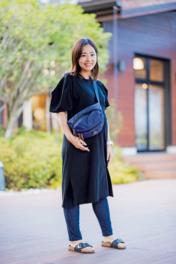 青ショルダーバッグ全身女性