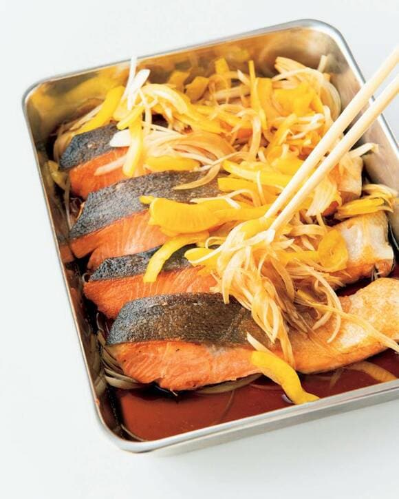 バットの鮭に野菜をのせる