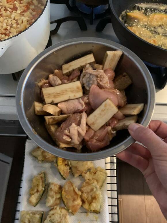 お肉とゴボウが入ったボウルを持つ