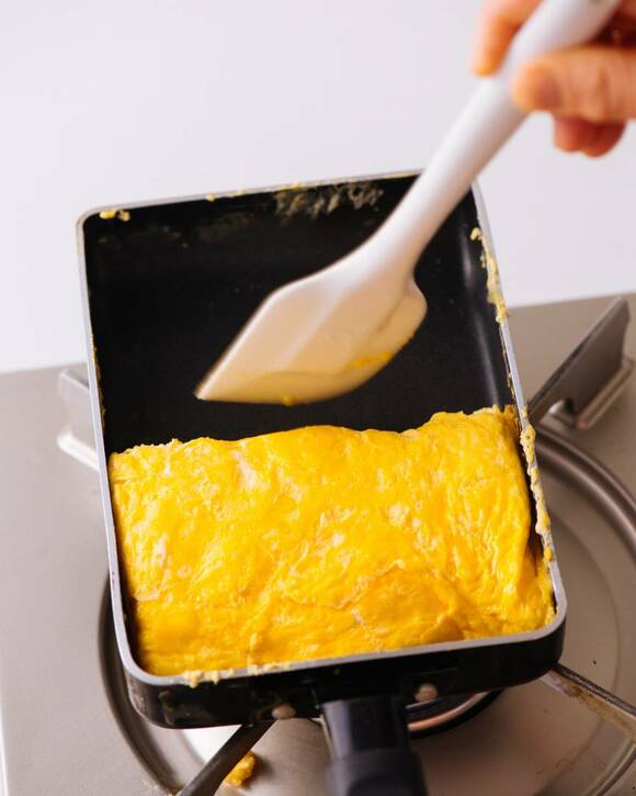 ゴムベラで手前に向かって2つ折りにする