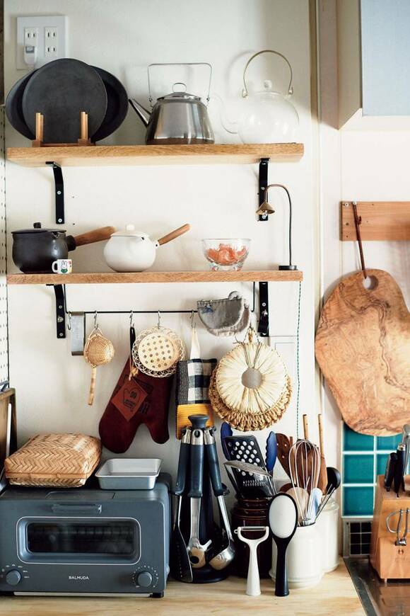 壁のオープン棚にキッチン小物